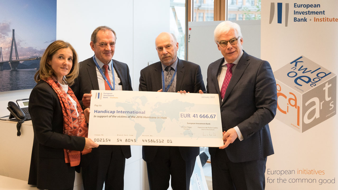 (de g à d) : Juliette Lendaro, bénévole chez Handicap International et ancienne employée de la BEI ; Pierre Delandmeter, Président de Handicap International ; Pim van Ballekom Vice-President de la BEI et John Davis, représentant du personnel de la BEI
