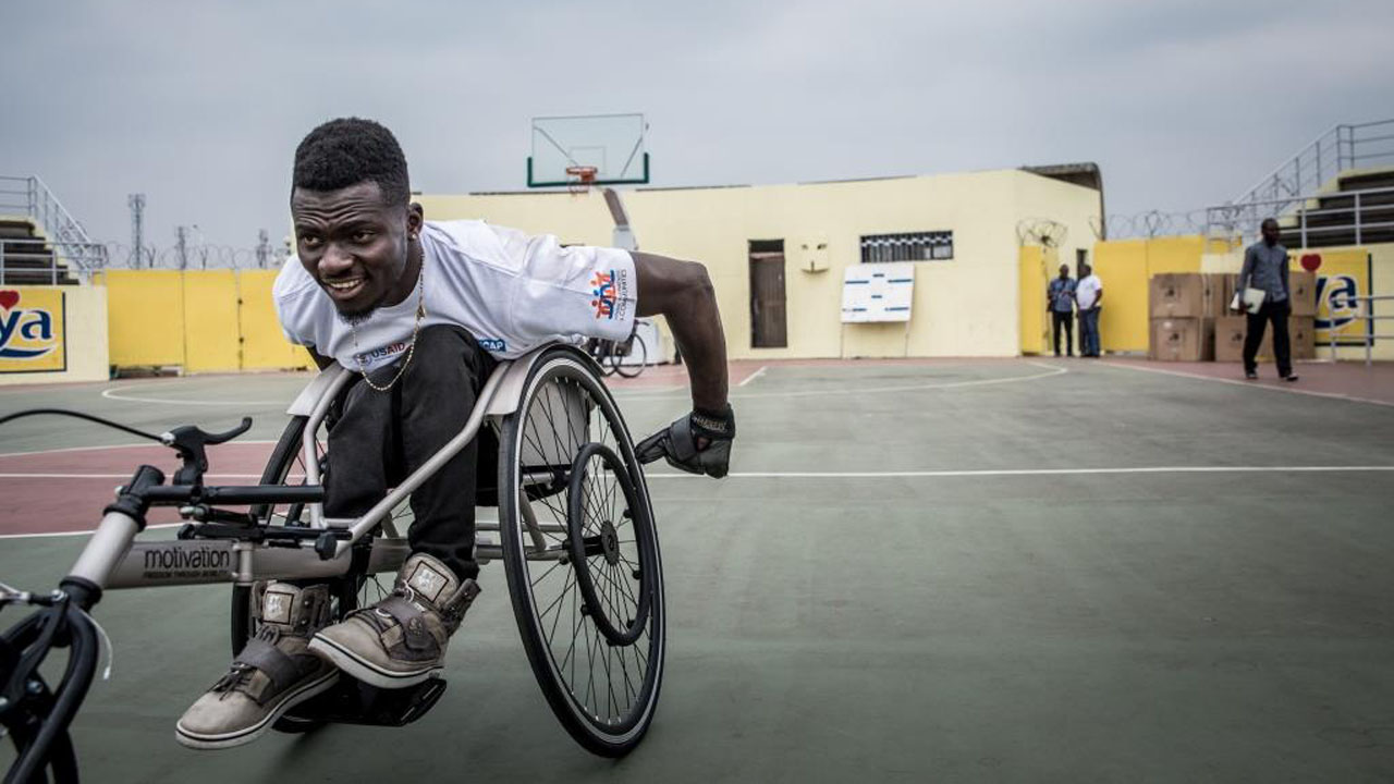 Cérémonie de remise de fauteuils de course par Handicap International pour les athlètes qui participent aux jeux paralympiques, athlètes du comité paralympique du Congo.