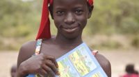 Portrait de Awo Goudiaby, une jeune fille de 11 ans, qui a suivi une session d'éducation aux risques menée par le partenaire d'Handicap International en Casamance, l'Association sénégalaise des victimes de mines (ASVM), dans le village de Leu Feu. Deux sessions ont été tenues en parallèle ce jour-là, une à l’intention des adultes, la seconde à l’intention des enfants. Ayant fui leur village au plus fort du conflit dans les années 2005, les habitants, depuis leur retour, n'osent plus retourner dans certains 