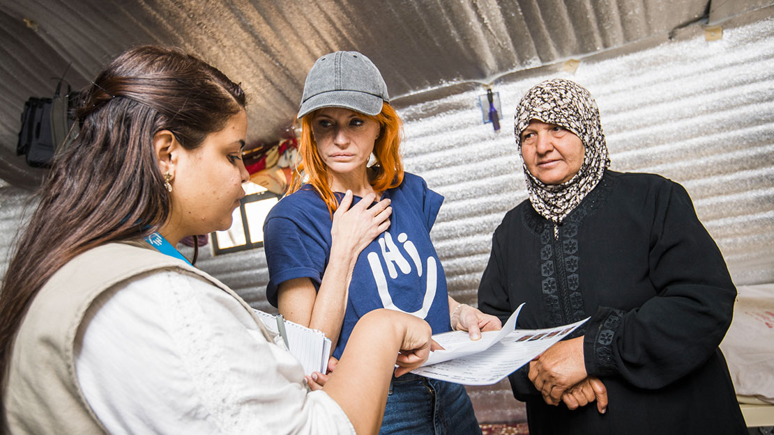 Axelle Red rencontre une réfugiée lors de sa visite du camp d'Azraq en Jordanie.