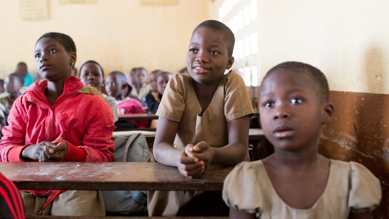 Moussifa, 9 ans (au centre), assiste aux cours de français dans sa classe de CE1