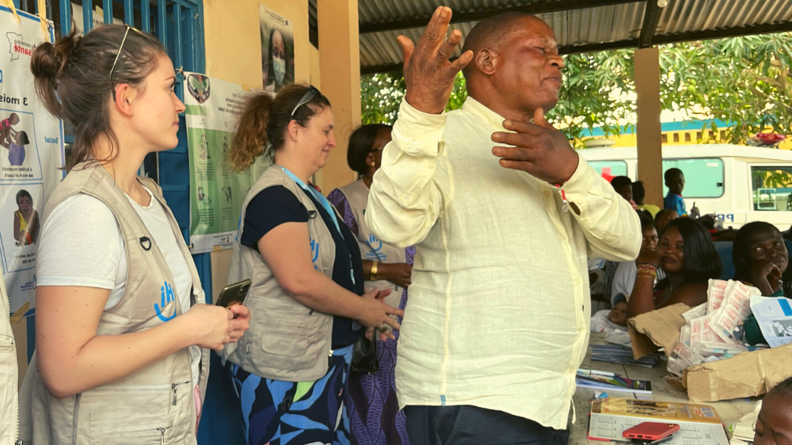 Clara Bretin (à g.), lors d’une séance de sensibilisation sur la santé maternelle et infantile dans une école de Kinshasa.