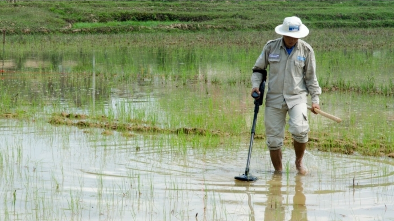 U démineur de Handicap International dans un champ de riz