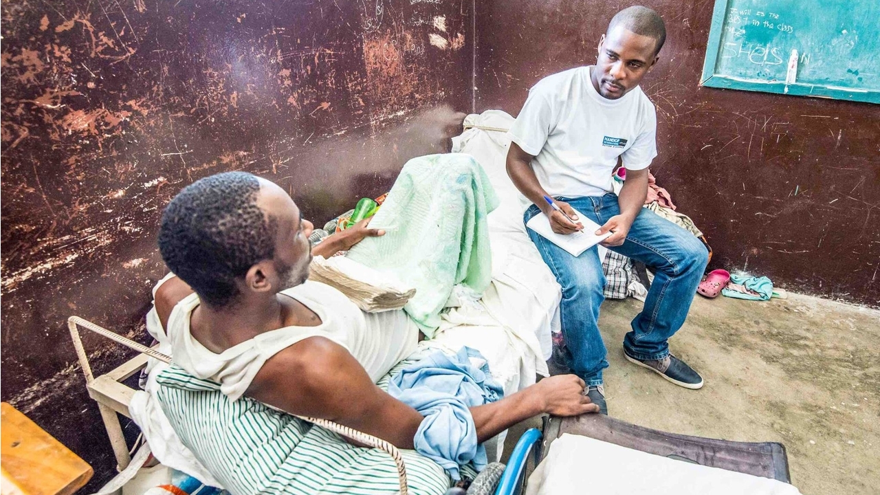 Les équipes de handicap international sont auprès des blessés après le passage de l'ouragan, aux Cayes.