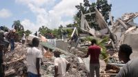 Devant les décombres d'un hôtel après le tremblement de terre du 14 août 2021 aux Cayes, dans le Sud-ouest d'Haïti