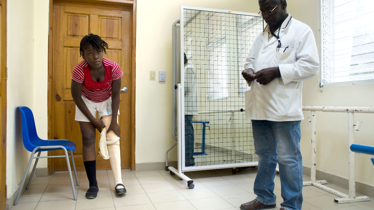 Le 12 janvier 2010, le séisme laisse des centaines de milliers de morts et de blessé. Christella est l'une d'elles.