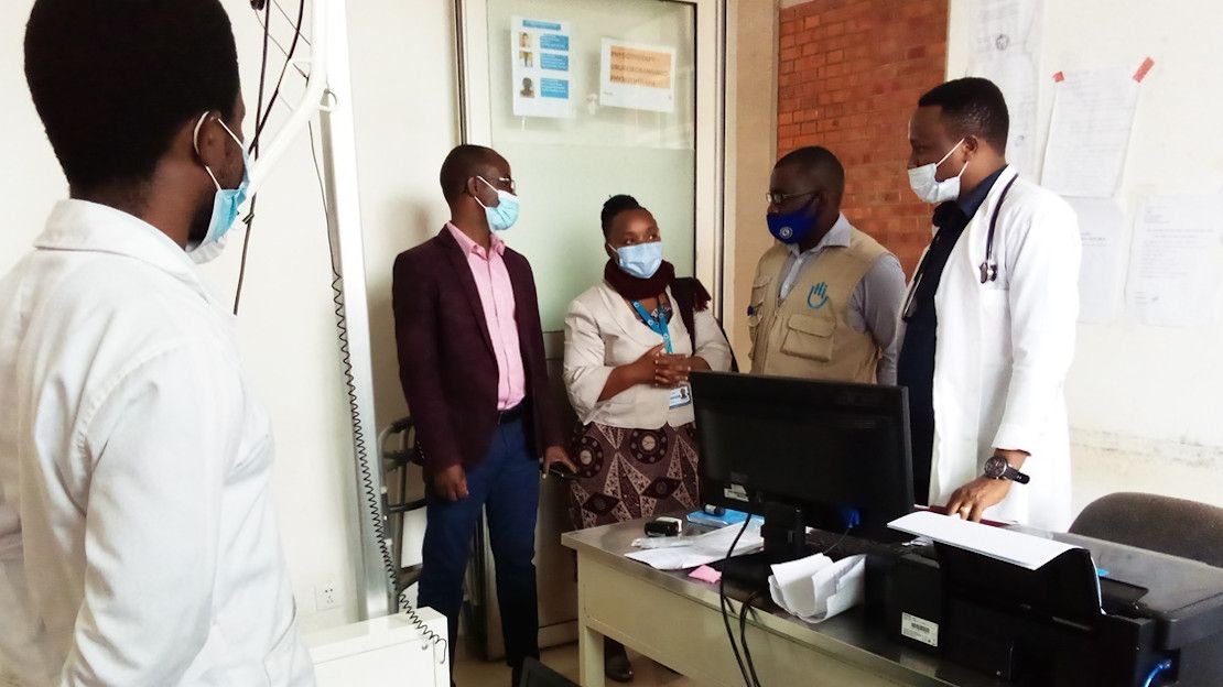 Une partie de l'équipe de réadaptation de l'hôpital Masaka au Rwanda