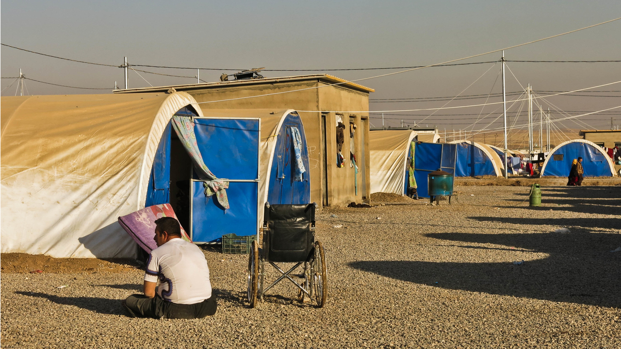 Un homme handicapé, dans le camp de déplacés de Khazer.