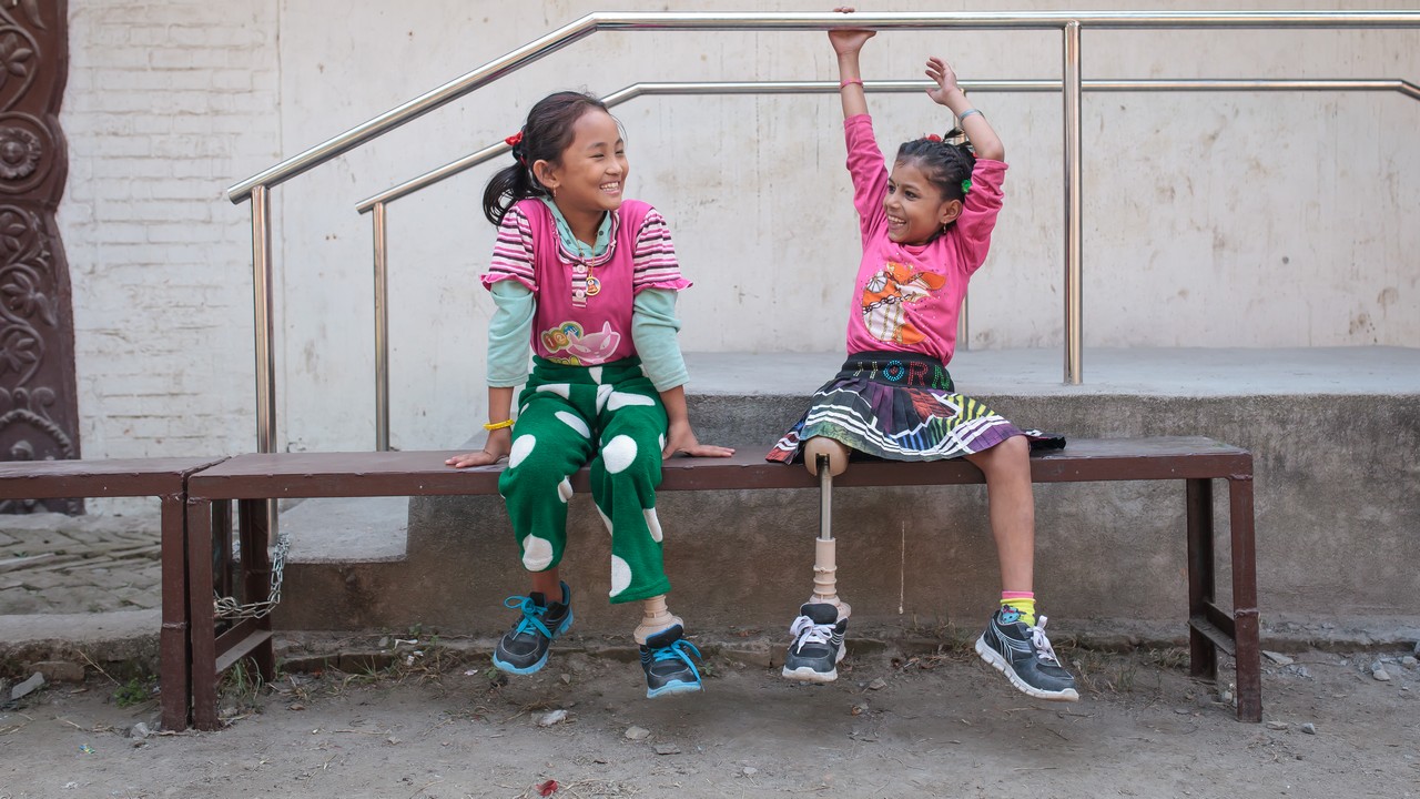 Nirmala et Khendo, victimes du tremblement de terre au Népal, suivent des séances de réadaptation avec Handicap International. Elles devraient bientôt pouvoir retourner à l’école.