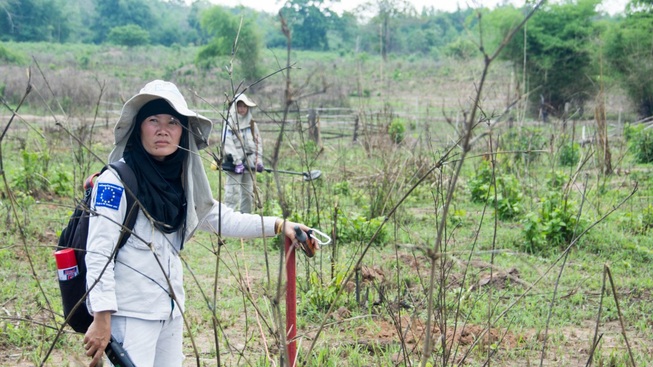 Lumngen encadre son équipe de démineurs à Xepon, au Laos. 