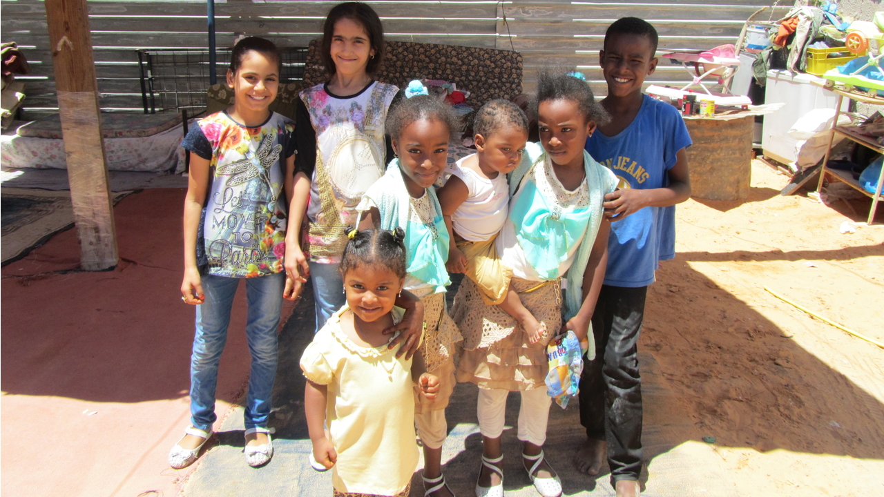 Groupe d’enfants de familles de réfugiés dans la banlieue de Tripoli 