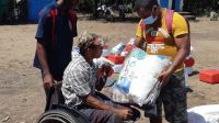 Entre le passage du cyclone Batsirai et celui du cyclone Emnati, les équipes de HI distribuent des kits d’urgence aux populations affectées et aux Malgaches en situation de handicap