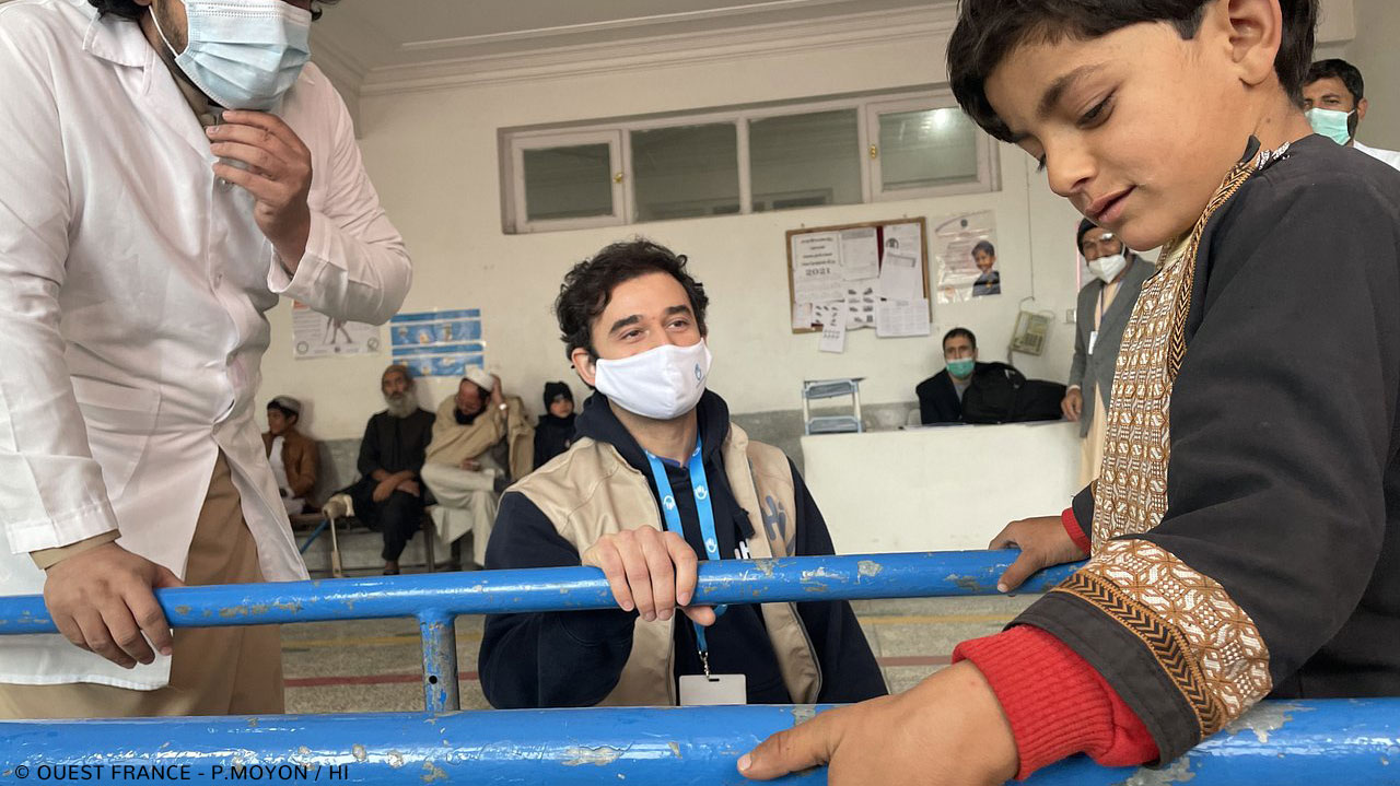 Mehdi Magha, directeur de HI Luxembourg, avec Imran, 7 ans, soigné au centre de réadaptation de Kandahar