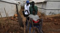 Khamis, 26 ans, a reçu un fauteuil roulant de la part de HI. Mais le camp est plein d’ostacles. Site de protection des civils, PoC 3, Soudan du Sud. 