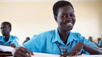 Droit à l’éducation: Patience , 17 ans, réfugiée ougandaise au Kenya, a contracté une maladie qui l’a laissée sans l’utilisation de ses jambes. Grâce à HI, elle a subi une opération, des séances de kinésithérapie et un  soutien matériel et psychologique qui lui ont permis  de regagner le bancs de l’école.