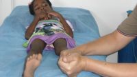 Un enfant pris en charge par Handicap International 