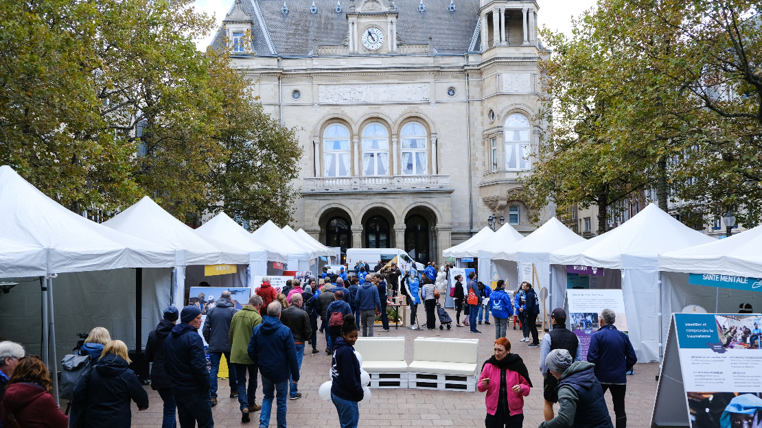 Une foule devant un bâtiment
