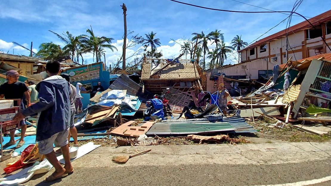 Destructions après le passage du super typhon Rai entre le 16 et le 18 décembre 2021