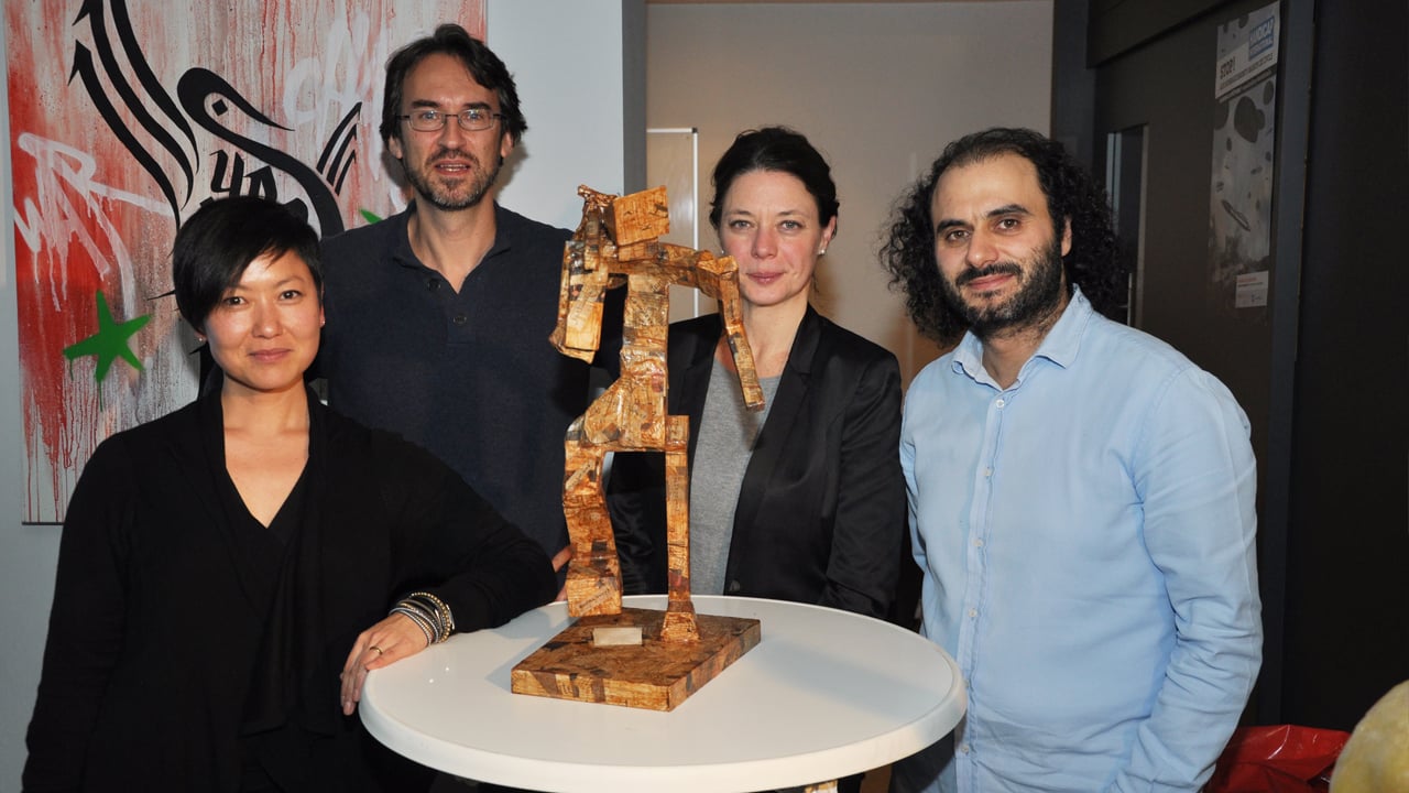 Afterwork HI novembre 2015 – Joëlle Gustin (à d.), chargée de programmes pour Handicap International présentait les défis de l’aide humanitaire dans les camps de réfugiés. L’artiste invité était le sculpteur Manolis Manarakis (à g.) 