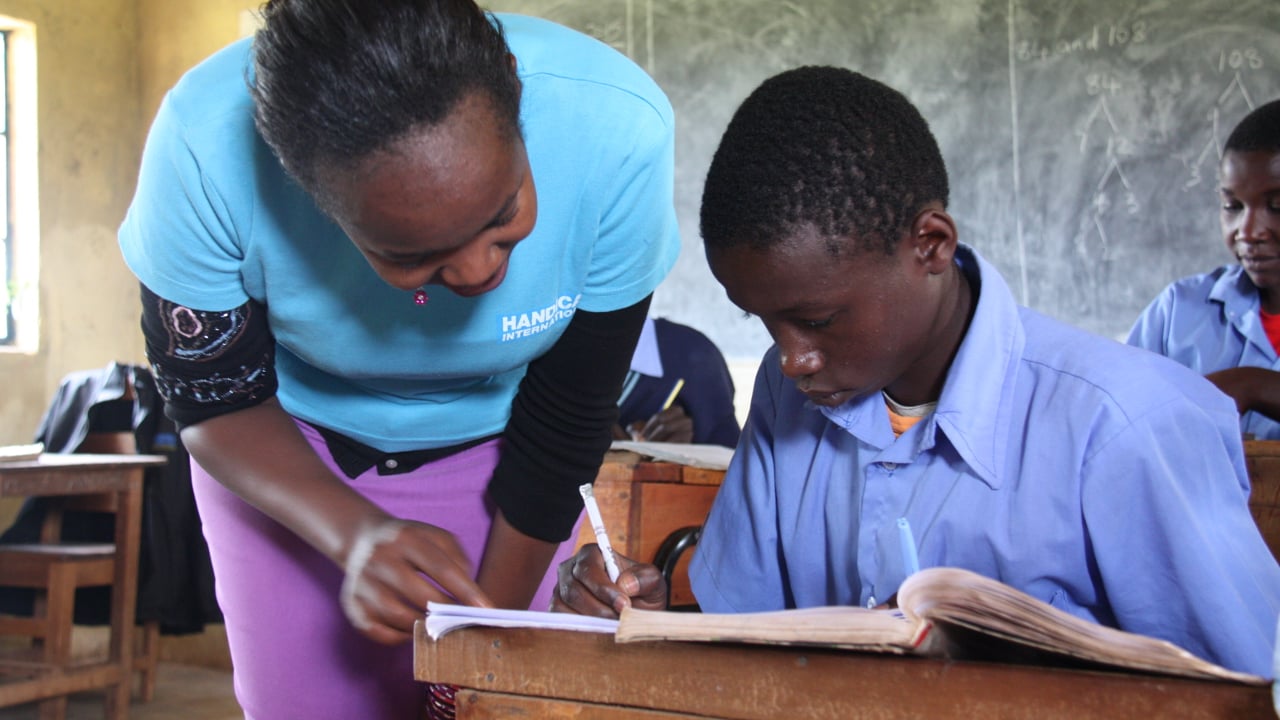 Projet Ubuntu Care, aide à Peter, 15 ans, sourd depuis sa naissance, Kenya