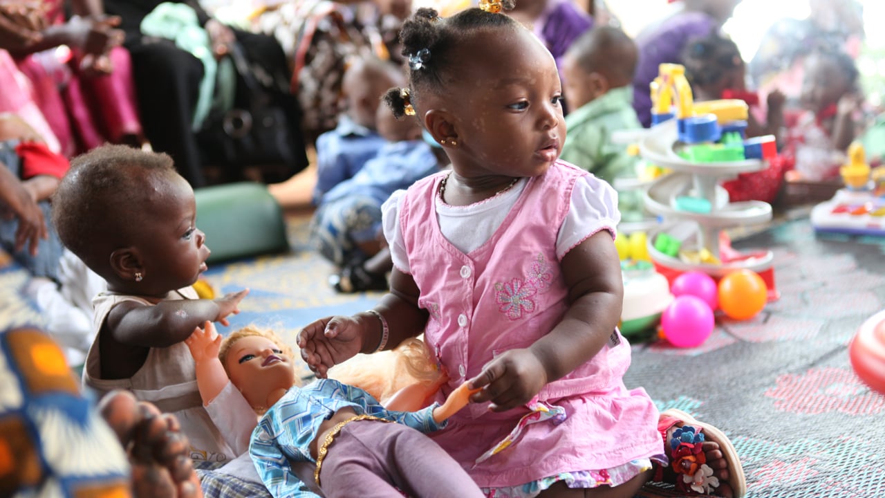 Bébés maliens lors d'une séance de stimulation motrice mise en place par Handicap International