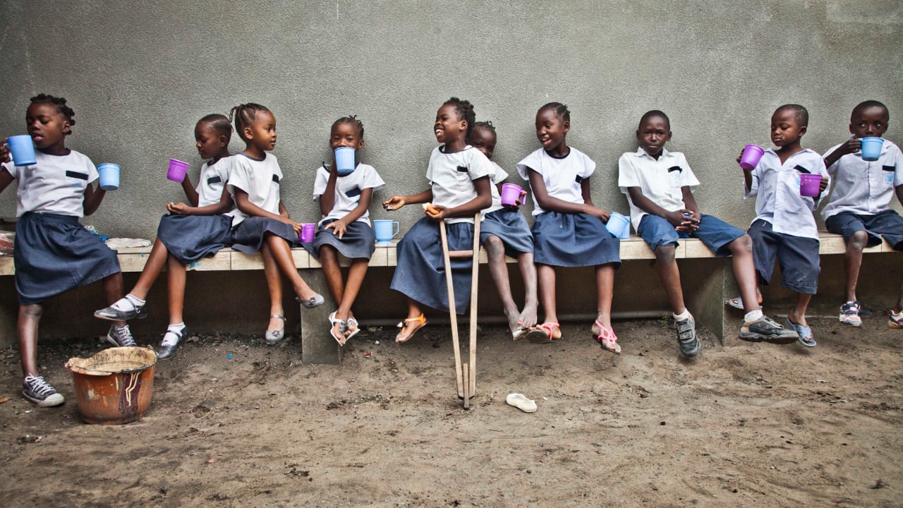 RD Congo, Grâce, 8 ans, amputée à cause d'une infection puis appareillée, est désormais scolarisée.