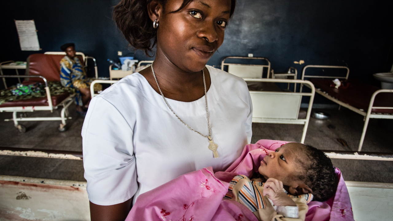 Le Centre de santé mère et enfant de Bumbu (RDC) est soutenu par Handicap International depuis plusieurs annéesce qui a permis de réduire le nombre de mamans décédées lors de leur accouchement et de prévenir certains types de handicap pour les enfants.