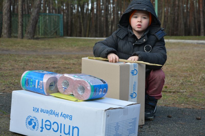 Un enfant devant des kit de premiers secours