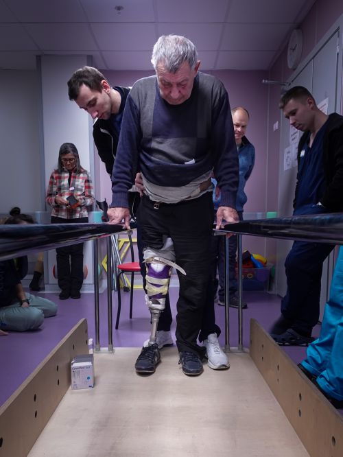 Un homme avec une prothèse pendant une séance de réadaptation