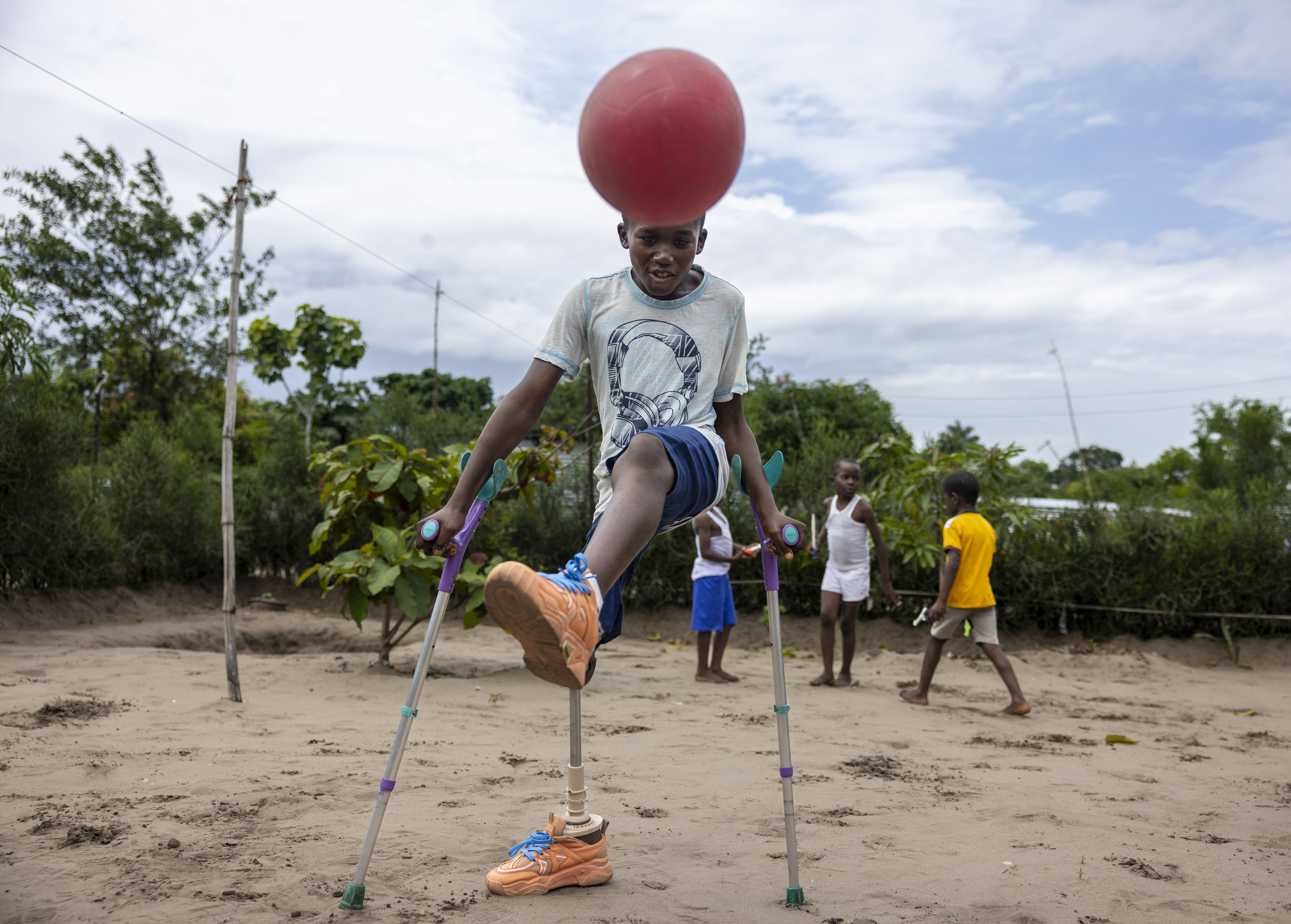 Dieudonné joue au football