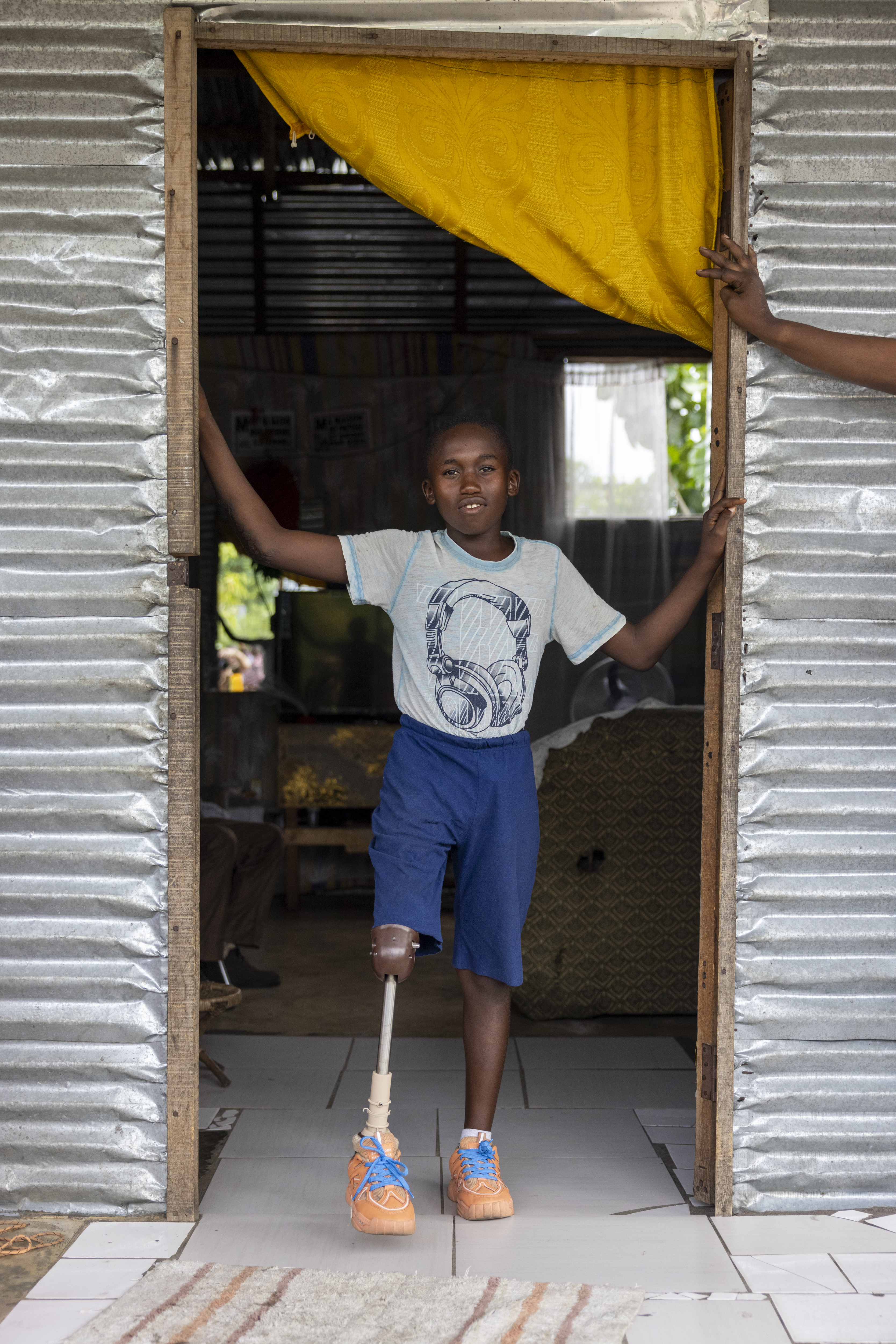 Dieudonné à l'entrée de sa maison