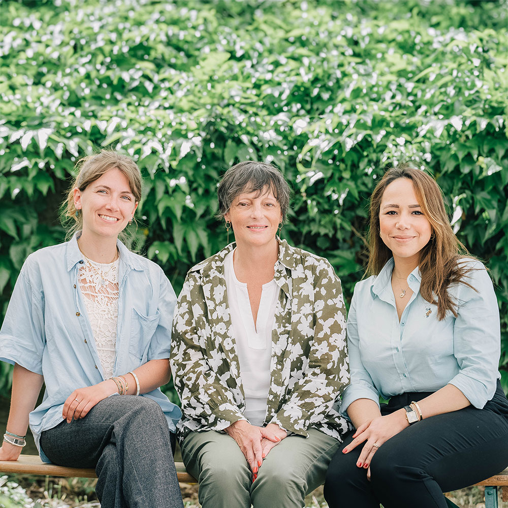 Trois femmes assises sur un banc